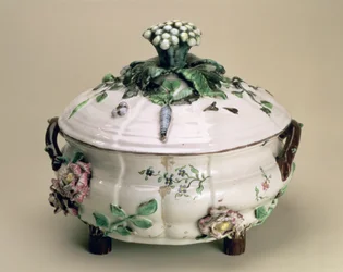 Dekket terrin, dekorert med påført ornament av blomster og grønnsaker, av Johan Ludwig Eberhard Ehrenreich (1722-1803), Marieberg, sent på 1700-tallet (lertøy)