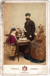 Daglig liv, en familie gjenforent rundt et bord med kaker og kafé, Venezia. 1800-tallet Trykk på papp Dim. 11x16,5 cm