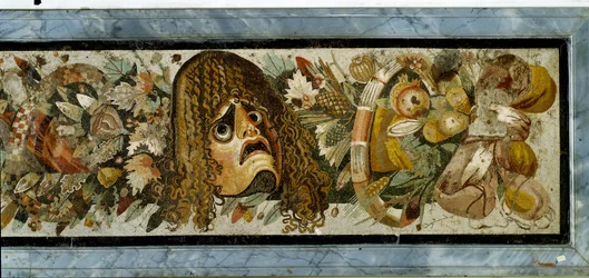 Dekorativt panel som viser en krans av masker, løvverk og frukt fra Faunens hus, Pompeii, 2. århundre f.Kr. (mosaikk)
