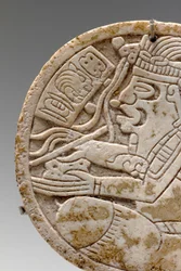 Detalj fra en Maya-skall-rundell, som viser en skribent i kryss med pennen i hånden, ca. 550-950