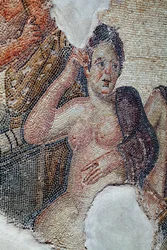 Detalj av panelet som viser Leda, dronning av Sparta, i selskap med de lakedaimoniske jentene, i ferd med å ta et bad i Eurotas-elven - Hun blir kontaktet av Zevs forkledd som en svane - Pafos-mosaikkene, Aions hus, 3. århundre e.Kr. - Kypros - D