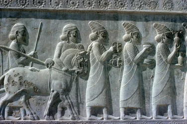 Detalj av reliefffrisen på østtrappen til Apadana (publikumssal) som viser lydiske delegater som bærer gaver til en seremoni, akemensk periode, ca. 515 f.Kr. (kalkstein) (se 117114)