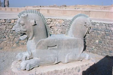 Double Dragon fra en hovedstad, Achaemenian periode, 5. århundre f.Kr. (bilde) (se også 117108)