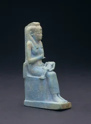 Figur av Isis, sittende på en trone, holder barnet Horus i fanget, egyptisk, 26. dynasti, 664-525 f.Kr. (glassblå fajanse)