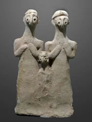 Figur av en familiegruppe, 2000-1500 f.Kr