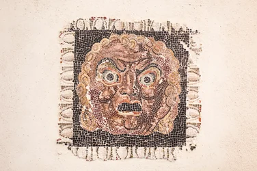 Gulvmosaikk fra det 1. århundre f.Kr. som viser en Dionysos-maske, fra en romersk villa nær Via Ruffinella i Roma, Romas nasjonalmuseum (Museo Nazionale Romano), Roma, Italia