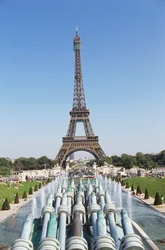 Frankrike, Paris, Eiffeltårnet sett fra Trocadéro, som rager over broene og fontenene i det omkringliggende parisiske bylandskapet.