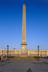 Frankrike, Paris, Luxor-obelisken på Place de la Concorde, egyptisk obelisk som rager over en bygning dekket av forgylte hieroglyfiske graveringer.