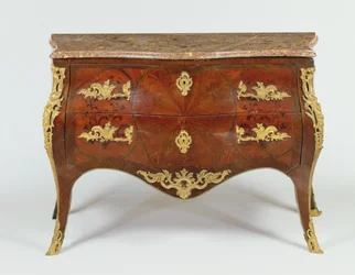 Fransk serpentinkommode med fester av forgylt bronse og marmortopp, ca. 1740