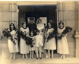 Gruppebryllupsfotografi av Lady Maud Cavendish og Captain Macintosh