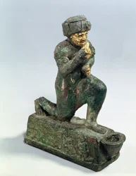 Hammurabi, kongen av Babylon, ber foran et hellig tre, ca. 1750 f.Kr. (bronse og gull)