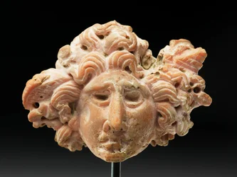 Hodet av Medusa, fra Bactria eller Gandhara, 2.-1. århundre f.Kr. (rosa korall)