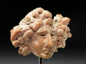 Hodet av Medusa, fra Bactria eller Gandhara, 2.-1. århundre f.Kr. (rosa korall)