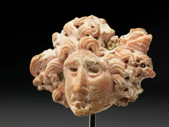 Hodet av Medusa, fra Bactria eller Gandhara, 2.-1. århundre f.Kr. (rosa korall)