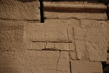 Hieroglyfer på stein, Karnak, Luxor, Egypt (bilde)