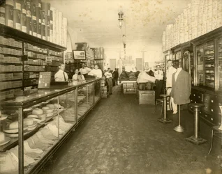Interiør i John Sewell & Co. skobutikk på 304-6 12th Avenue (Flagler Street), ca.1910