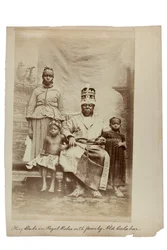 King Duke i kongelige kapper med familie, Old Calabar, Nigeria, ca. 1890 (albumintrykk)