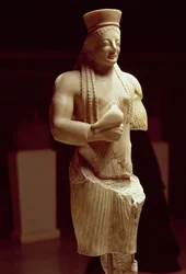 Kore-figur av en ung kvinnelig athener som holder et fugleoffer, gresk, ca. 540-530 f.Kr. (marmor og polykromt pigment)