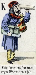 Bokstav K: "Kaleidoskop, briller, se frue, det er veldig fint." Alfabetet "Barnas moro". Bildebehandling av Epinal, ca 1890. Populær serie. Lite hefte på 8 sider. Sjablongerte tregraveringer med temaet små gatemetier og Paris rop