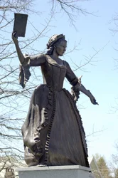 Litteratur: Statue of Mercy Otis Warren (1728–1814), amerikansk forfatter i Barnstable, Massachusetts