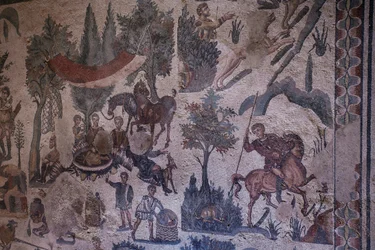 Liten jakthall. Generelt bilde av mosaikken. 3. - 4. århundre. Roman Villa of the Casale, Sicilia. UNESCO nettsted.