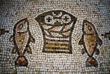 Brød og fisk, mosaikk i Multiplikasjonskirken, 4. århundre, Tabgha, Israel
