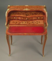 Louis XV bureau de dame, med blomstermarquetry og ormolu-fester, av Bernard II van Risenburgh (fl.1730-65/6), ca.1750