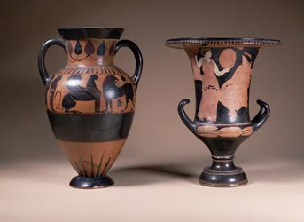 LtoR:orientaliserende svart-figur amfora, gresk, 6. århundre f.Kr.; rød-figur calyx-krater, gresk, Sør-Italia, 4. århundre f.Kr. (keramikk)
