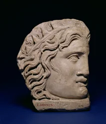 Mask of Helios, hjørnemaske fra et sarkofaglokk, romersk, 4. århundre (marmor)