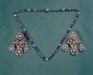 Halskjede og øredobber sett med flerfargede pastaer, ca. 1760