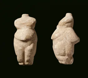 Neolithic Steopagus Lady, sett forfra og fra siden, Avaritsa (Meliteia) i Thessaly, Hellas, 6000-5200 f.Kr. (marmor)
