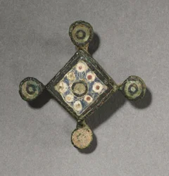Dekorasjonsbrosje, ca.100-300