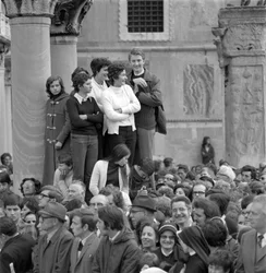 FOLK SOM SER PÅ KARDINALEN ALBINO LUCIANI (Johannes Paul I, Johannes Paul I) MED PAVEN PAOLO VI (Paul VI) I VENICE - 1972