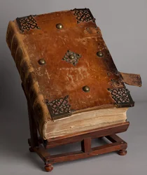 Menighetsmuseum. Missal på latin. Lukket. Graveringer fra Joachim Ballester. Papir og lær. 18. århundre.
