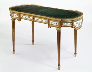 Porselensmontert skrivebord datert 1778 laget for den russiske keiserinne Maria Feodorovna av Martin Carlin
