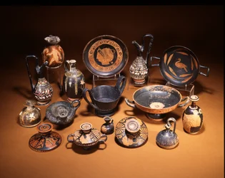 Keramikkgruppe som viser en etruskisk Bucchero ware kantharos og en Gnathia ware guttus, i midten, begge 6. århundre f.Kr. (bilde)