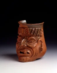 Førkolumbisk kunst, mayasivilisasjonen, postklassisk periode: antropomorf leirvase som forestiller hodet til en gammel mann med diadem og øreringer. Mål: høyde 15,5 x bredde 10 cm. Guatemala, Det nasjonale museet for arkeologi og etnologi