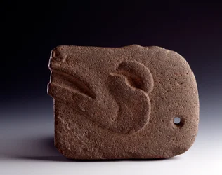 Førkolumbisk kunst, mayasivilisasjonen, klassisk periode: zoomorf øks i utskåret stein som forestiller hodet til en hjort. Mål: 26,5 x bredde 19,5 cm. Guatemala, Det nasjonale museet for arkeologi og etnologi