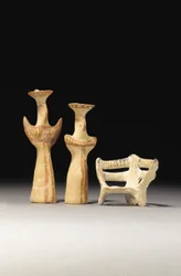 Psi-type kvinnelig idol, Tau-type kvinnelig idol, og modell av en trone, 1400-1200 f.Kr.