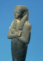 Ptah-Sokar-Osiris-figur med tredelt parykk og korslagte armer, egyptisk, 21.-22. dynasti, ca. 900 f.Kr. (tre) (detalj av 83306)