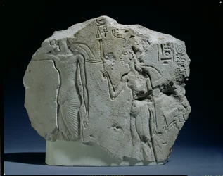 Relieff av nubisk soldat med bue, Amarna (kalkstein)