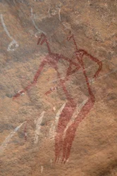 Bergkunst, forhistorie: Bergmaleri av to longiline-karakterer i et utsmykket ly i Uweinat-fjellene, Sudan. Periode fra 8000 til 3000 år f.Kr. Fotografering