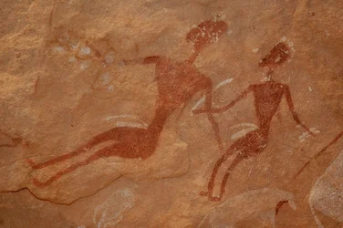 Bergkunst, forhistorie: Detalj av et bergmaleri av to karakterer i et utsmykket ly, i Uweinat-massivet, Egypt. (Periode fra 8000 til 3000 år f.Kr.). Fotografering
