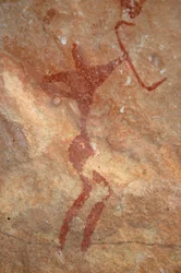 Bergkunst, forhistorie: Maleri av en karakter (bueskytter) i et utsmykket ly, i Uweinat-massivet, Sudan (Karkur-Talh eller Karkur Talh). Periode fra 8000 til 3000 år f.Kr. Fotografering