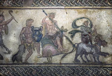 Romersk kunst: Dionysos triumf (Bacchus, Bacco). Guden klatret på en tank i midten. Den har på seg en laurbærkrans og holder en thyrse (lanse omgitt av eføy med en kongle i enden). To pantere rykker frem foran ham. Bak tanken, en