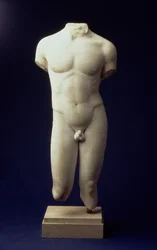 Romersk mannlig torso av en ungdommelig figur, etter en polyklitansk bronseoriginal fra det 5. århundre f.Kr. (sett forfra) c.01. århundre e.Kr. (parian marmor) (se også 90527)