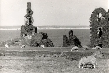 Ruinene av et slott, Wick, Highlands (s/hv-bilde)