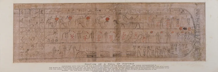 Utsnitt av papyrus innskrevet med kursive hieroglyfer med teksten i den ellevte delen av Amtuats bok som beskriver solgudens fødsel på himmelen ved daggry, funnet i sokkelen til en Ptah-Sokar-Osiris-figur av tre (se 83305), egyptisk,