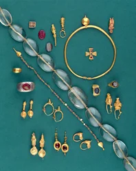 Utvalg av romerske, bysantinske og akamenidiske smykker, fra ca. 1000 f.Kr. til 700-tallet e.Kr. (gull, sølv, agat, rød jaspis, bein og glass)