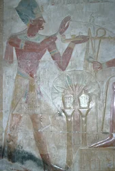 Seti I ofrer røkelse til Horus, Temple of Seti I, Egyptian New Kingdom, XIX. dynasti, ca. 1318 f.Kr. (polykrom relieff)